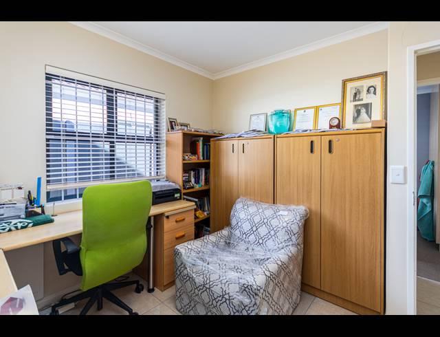 3 BEDROOM FREESTANDING TO LET IN SUNNINGDALE